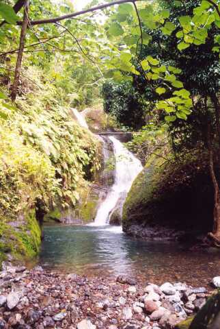 274 Na konci cesty osven v Papua Waterfall 