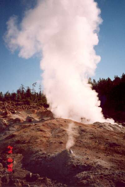 016 Norris Geyser Basin - bublajc kouc voda se sirnm zpachem 