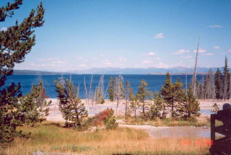 021 West Thumb - Geyser Basin a pohled na jezero Yelowstone 