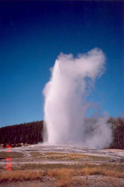 023 Old Faithful - Gejzr stkajc do vky 20m kadou jeden a pl hodinu 