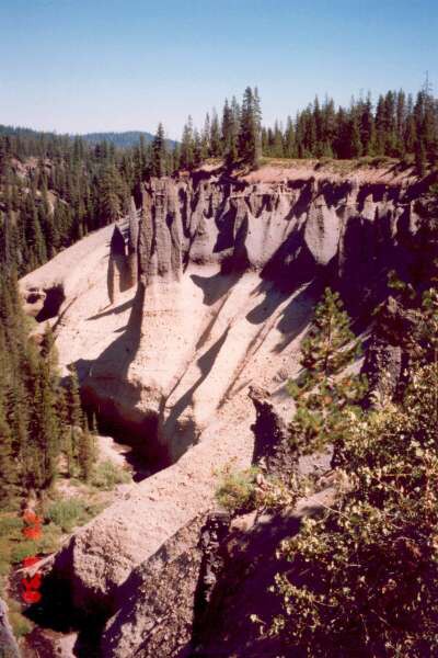 055 Pinnacles Overlook - vysok kamen. jehly vystupujc z dol potoka 