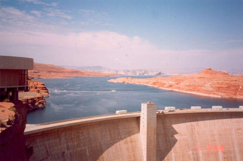 122 Glen Canyon Dam na ece Colorado, hranice Utah, Arizona 